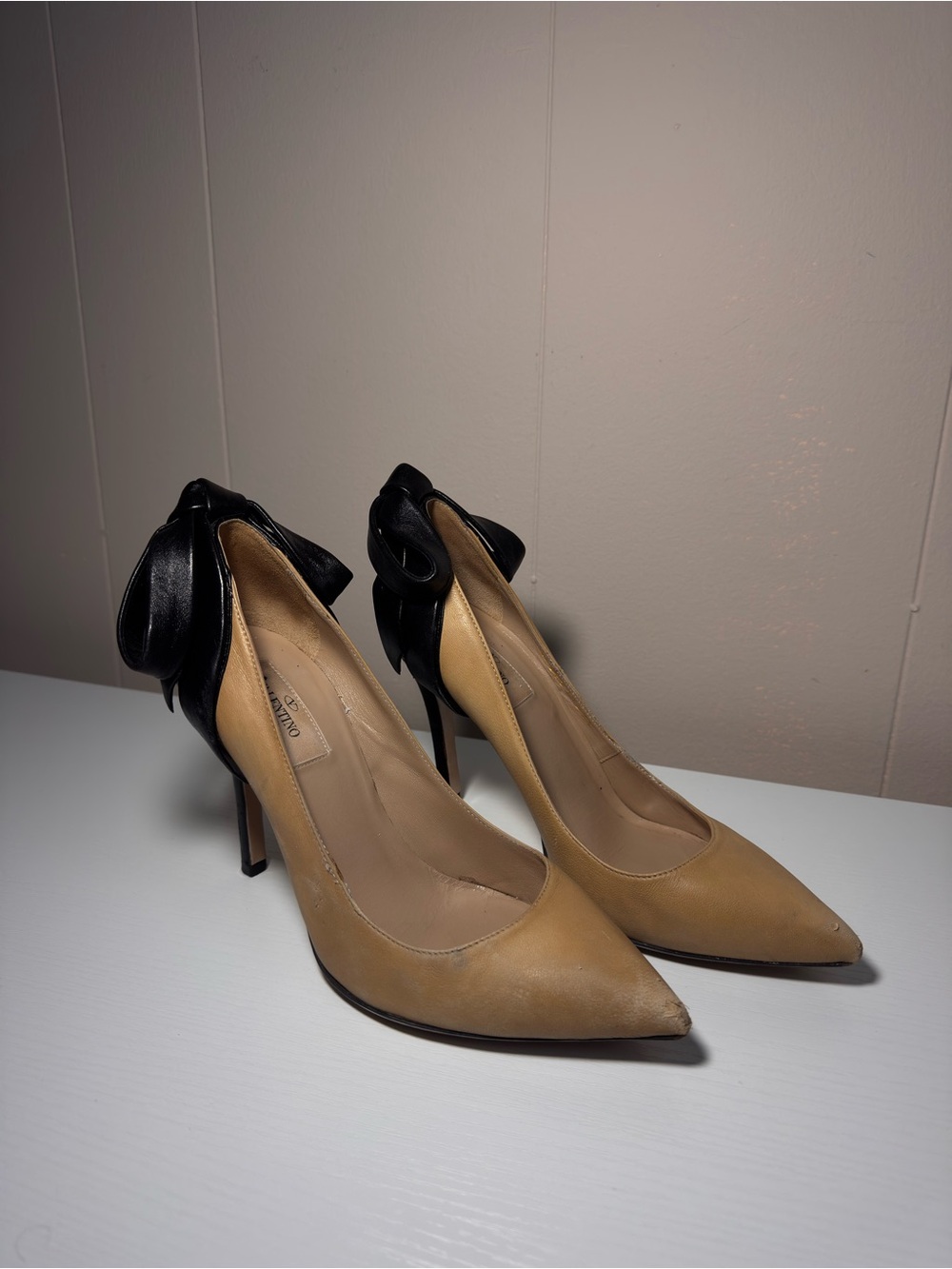 Valentino Leather Bow Accents Pumps in Black / Tan